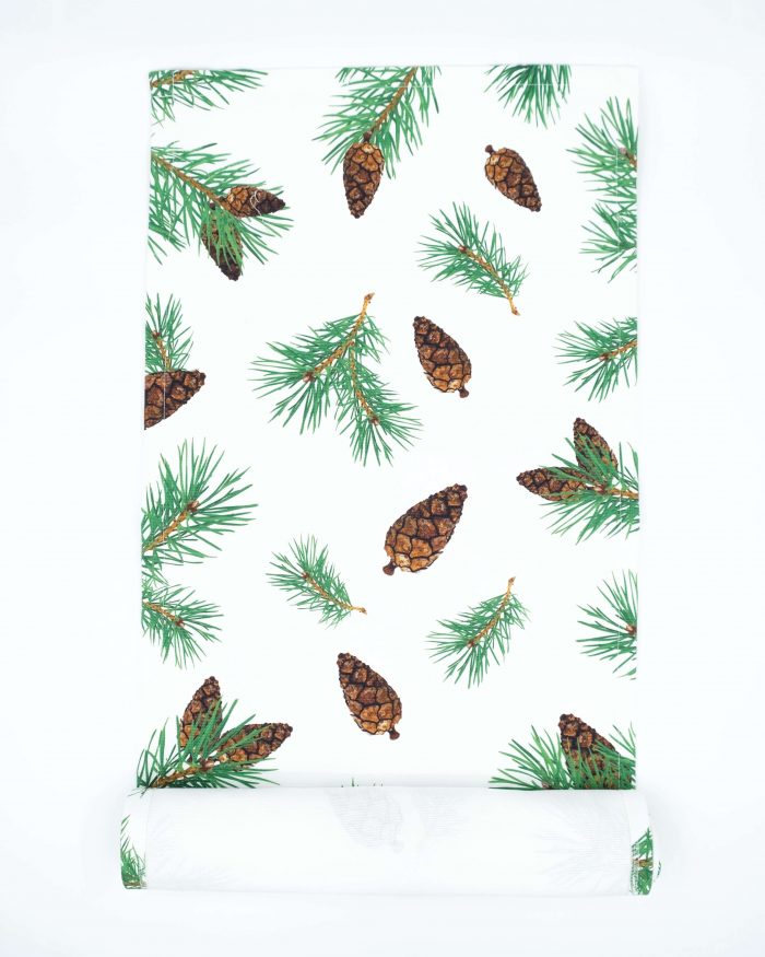 Pine Forest oikeat kävyt -kaitaliina. Värinä valkoinen. Koko 40x140 cm. Materiaalina 355 g puuvillacanvas. Pesu 60c. Valmistettu Suomessa.