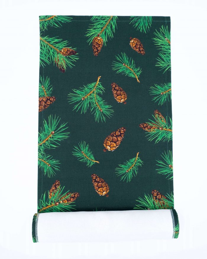 Pine Forest oikeat kävyt -kaitaliina. Värinä tummanvihreä. Koko 40x140 cm. Materiaalina 355 g puuvillacanvas. Pesu 60c. Valmistettu Suomessa.