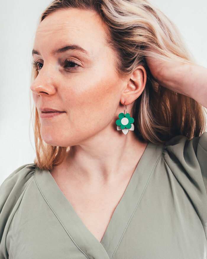 Vihreät mustikankukka korvakorut, joissa rengaskiinnitys