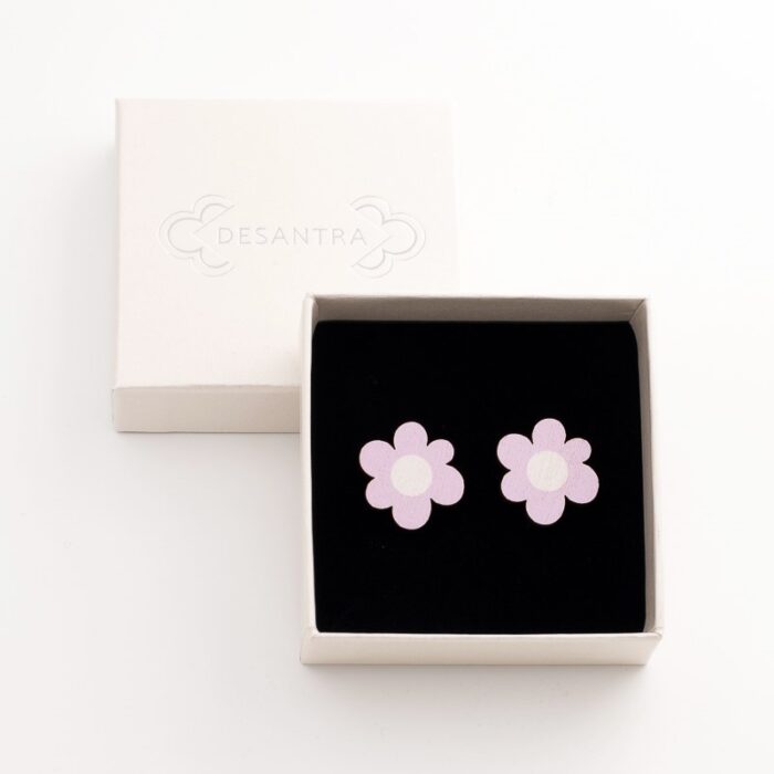 Vaalean lilan väriset Mustikankukka nappikorvakorut, joissa on tappikiinnitys. Korujen koko: 19 x 19 mm.