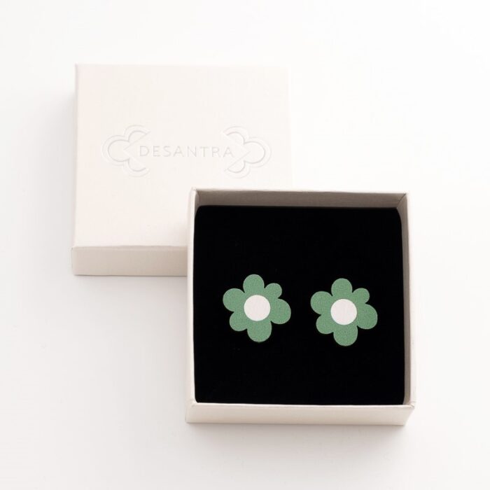 Vihreän väriset Mustikankukka korvakorut, joissa on tappikiinnitys. Korujen koko: 19x19 mm.