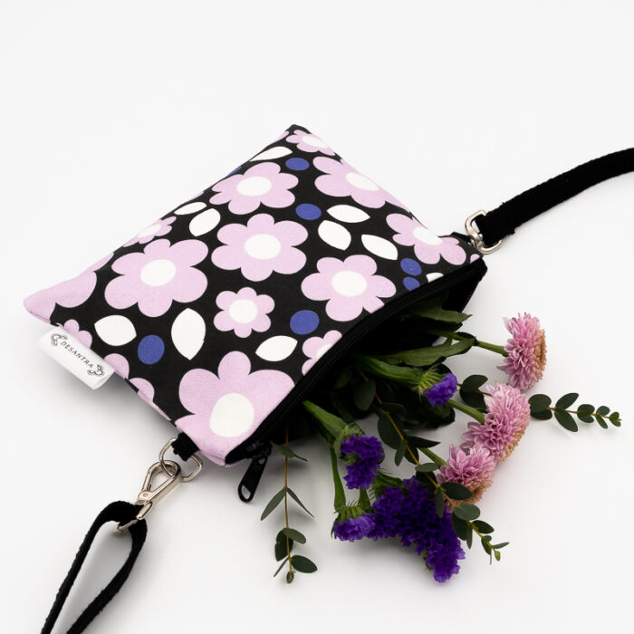 Mustikankukka pikkulaukku, jonka värinä vaalea lila. Säädettävä hihna.