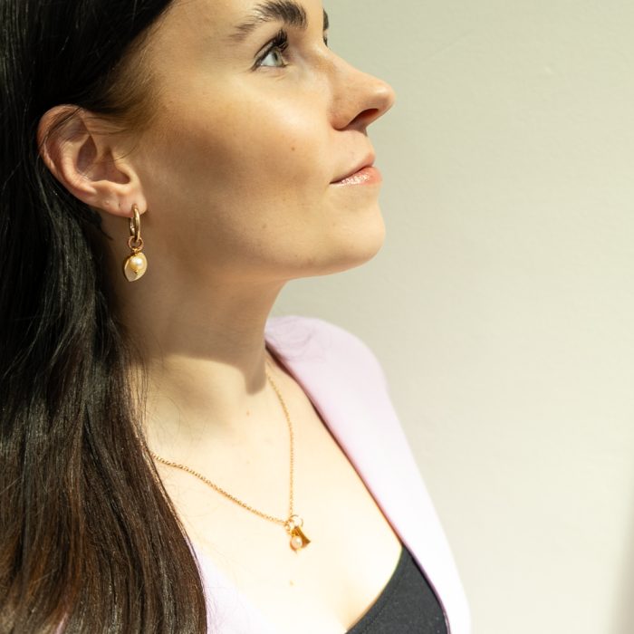 Kajo-korvakorut-helmella-beige-ruusukulta-desantra