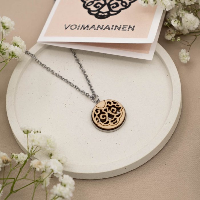 Voimanainen äiti kaulakoru koivun ja teräksen värisenä.